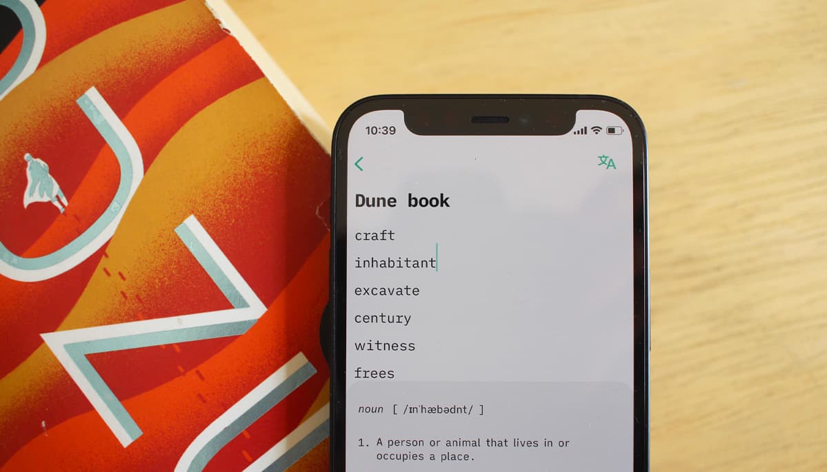 Foto do app em cima de um livro